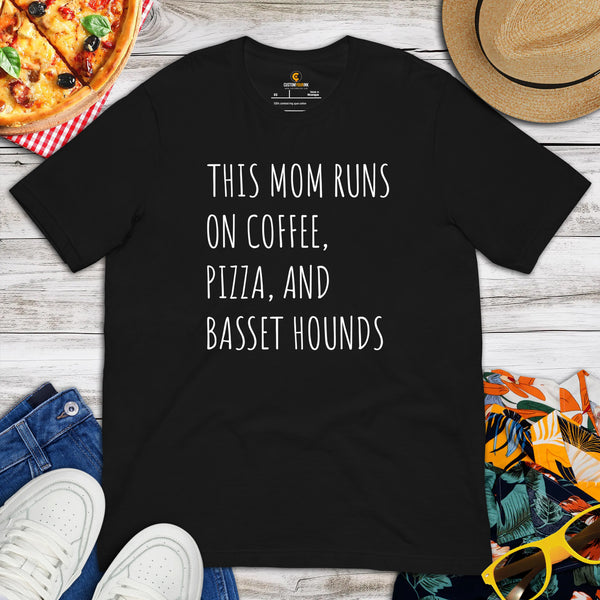 Basset Hound Dog Themed Clothes - Canine Tee Shirts For Humans - Gifts for Dog Lovers - This Mom Runs On Coffee, Pizza And Dogs T-Shirt - Black