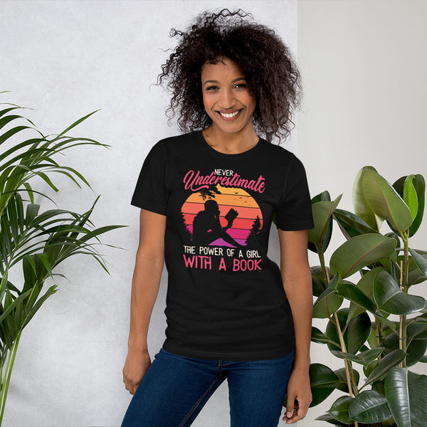 Book Nerd Gift for Book Lovers | Vintage Never Underestimate The Power of A Girl With A Book Bookish Short Sleeve T-Shirt for Bookworms - Black